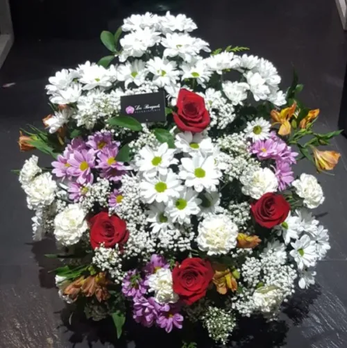 centro de margaritas y rosas